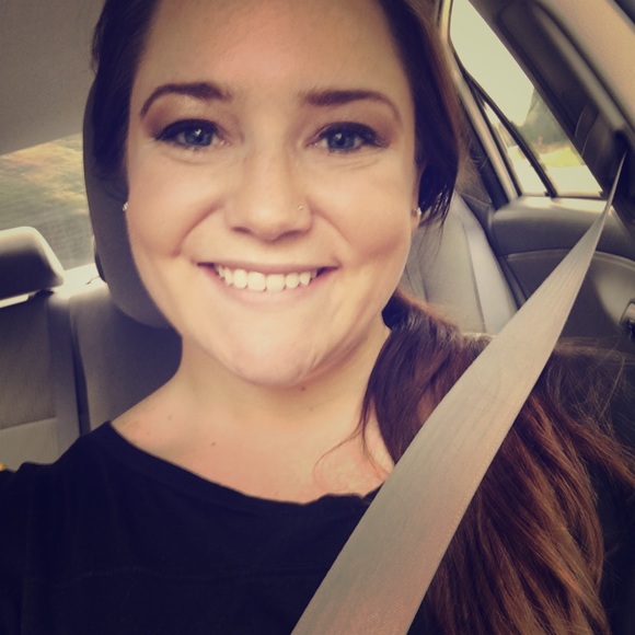 Meet your Posher, Caitlin - Picture 1 of 1